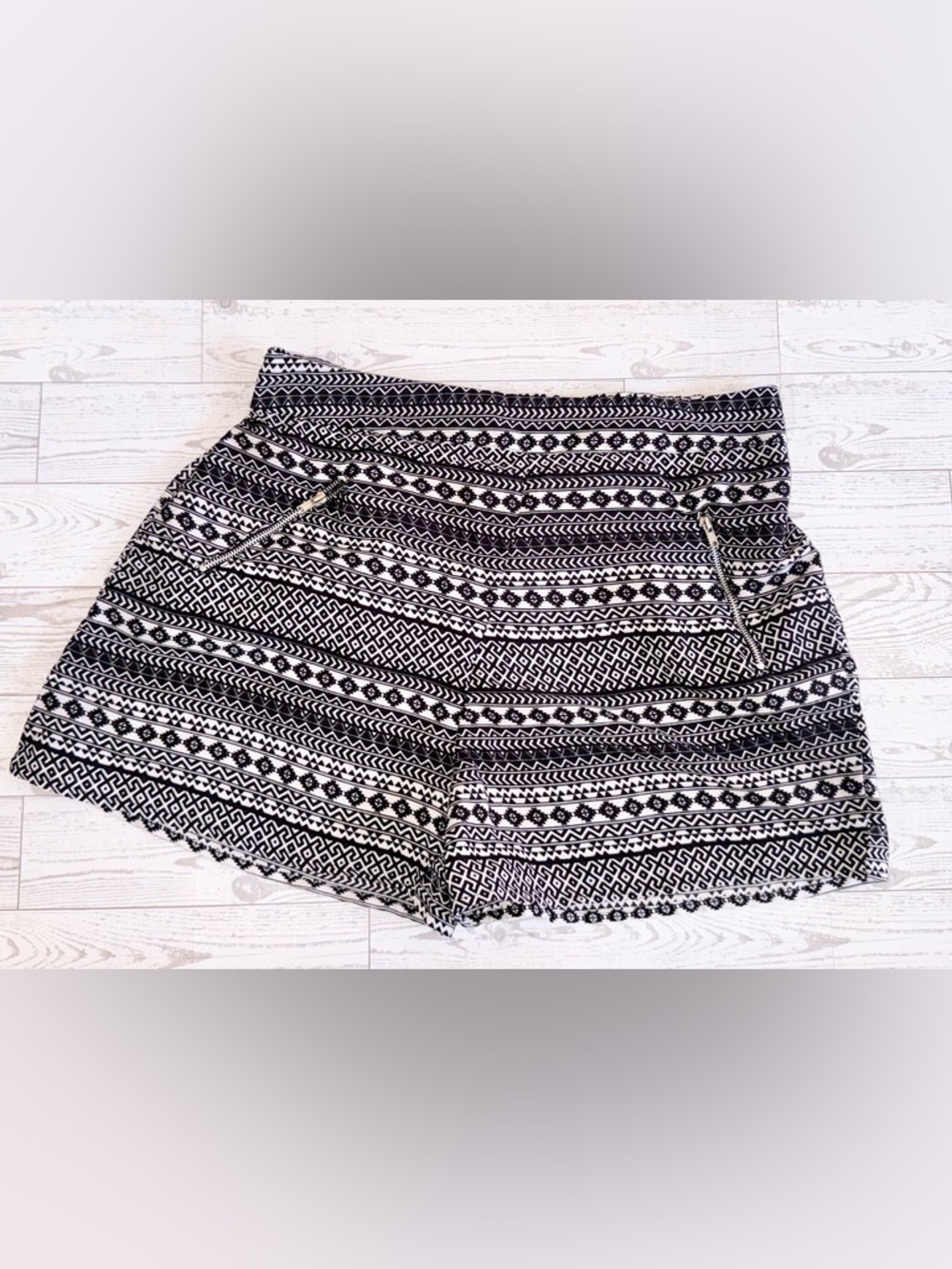 Black & White Patterned Women’s Shorts - size Large